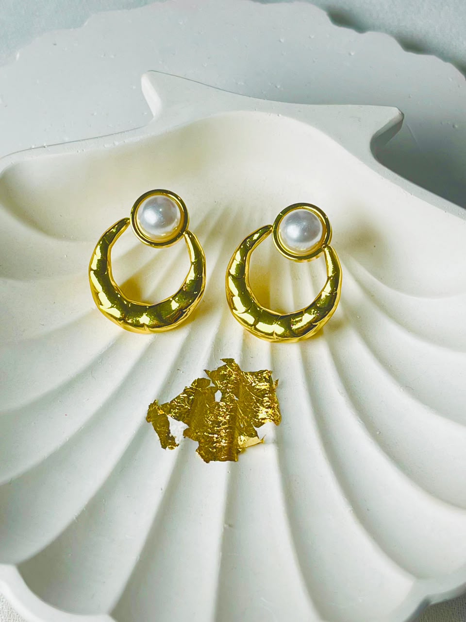 Golden Round Earing with pearl