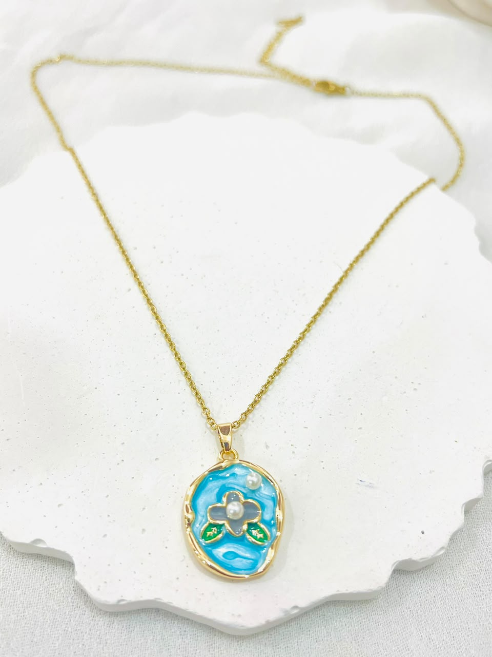 Flower shape pendent